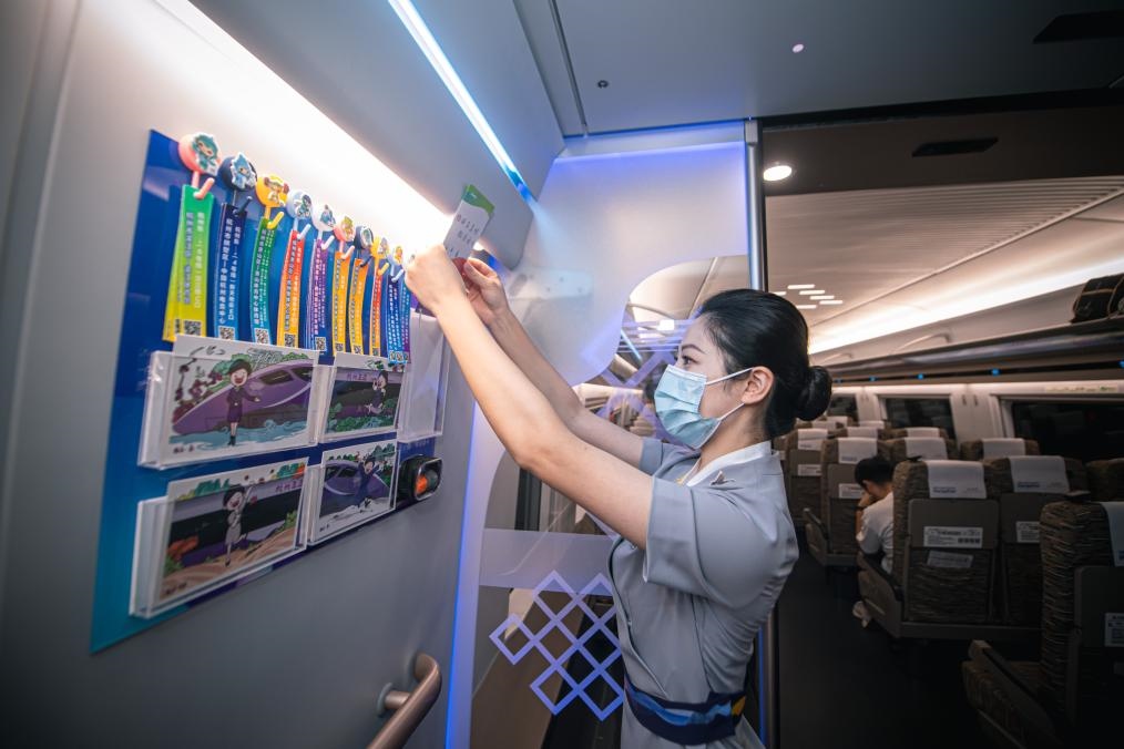 2023年9月16日，復(fù)興號亞運智能動車組列車正式載客運營。新華社記者 江漢 攝