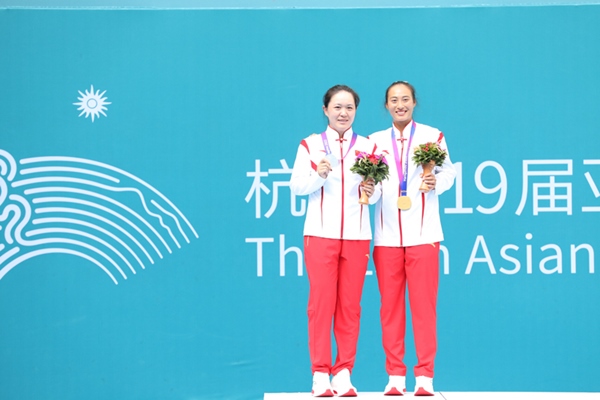 9月29日，鄭欽文(右)和朱琳在頒獎(jiǎng)儀式上合影。當(dāng)日，在杭州亞運(yùn)會(huì)網(wǎng)球女子單打決賽中，中國(guó)代表團(tuán)選手鄭欽文2:0戰(zhàn)勝隊(duì)友朱琳奪得冠軍。人民網(wǎng)記者 李乃妍攝