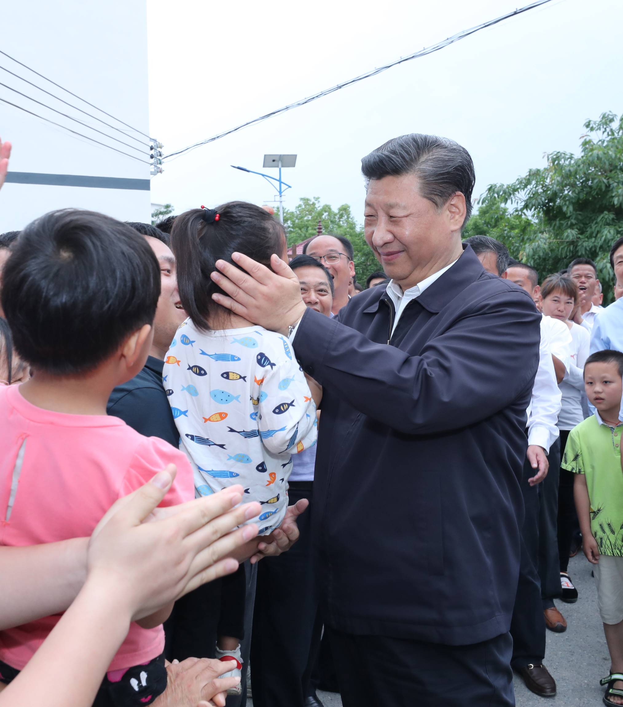 2019年5月20日，中共中央總書記、國家主席、中央軍委主席習(xí)近平深入贛南老區(qū)考察調(diào)研。這是習(xí)近平來到贛州市于都縣梓山鎮(zhèn)潭頭村親切看望老區(qū)群眾。新華社記者 鞠鵬 攝