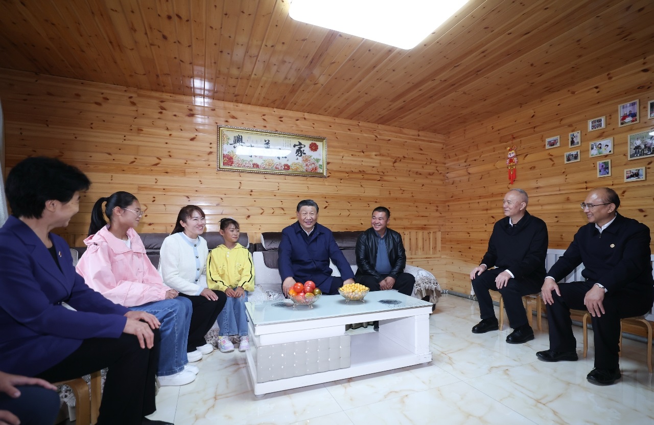△2023年9月6日，習(xí)近平總書記在大興安嶺地區(qū)漠河市北極村同村民史瑞娟一家親切交談。