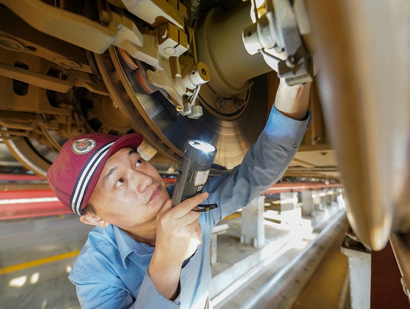 陳浦燕在對(duì)入庫(kù)動(dòng)車組進(jìn)行巡檢作業(yè)。受訪者供圖