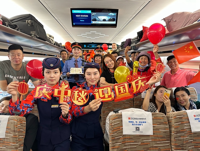 孫柄全與班組人員、旅客共同“慶中秋，迎國(guó)慶”。受訪者供圖