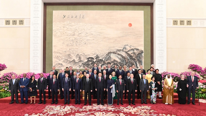 2019年4月26日，習(xí)近平主席和夫人彭麗媛在北京人民大會堂舉行宴會，歡迎出席第二屆“一帶一路”國際合作高峰論壇的外方領(lǐng)導(dǎo)人夫婦及嘉賓。這是習(xí)近平和彭麗媛同外方領(lǐng)導(dǎo)人夫婦及嘉賓合影留念。