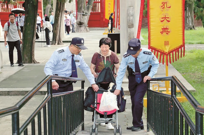 三孔派出所民警貼心幫助游客。胡勇攝