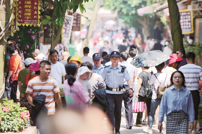 李莊派出所民警在古鎮(zhèn)景區(qū)巡邏。胡澎攝