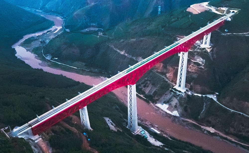 中老鐵路首發(fā)列車(chē)駛過(guò)中國(guó)云南省元江哈尼族彝族傣族自治縣境內(nèi)的元江雙線(xiàn)特大橋（2021年12月3日攝，無(wú)人機(jī)照片）。