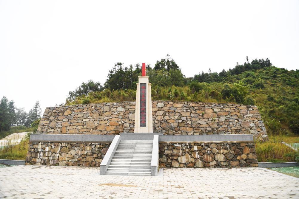 這是9月27日拍攝的田鋪大塆后山上的“韓家寨殲滅戰(zhàn)紀(jì)念碑”。新華社記者張浩然攝