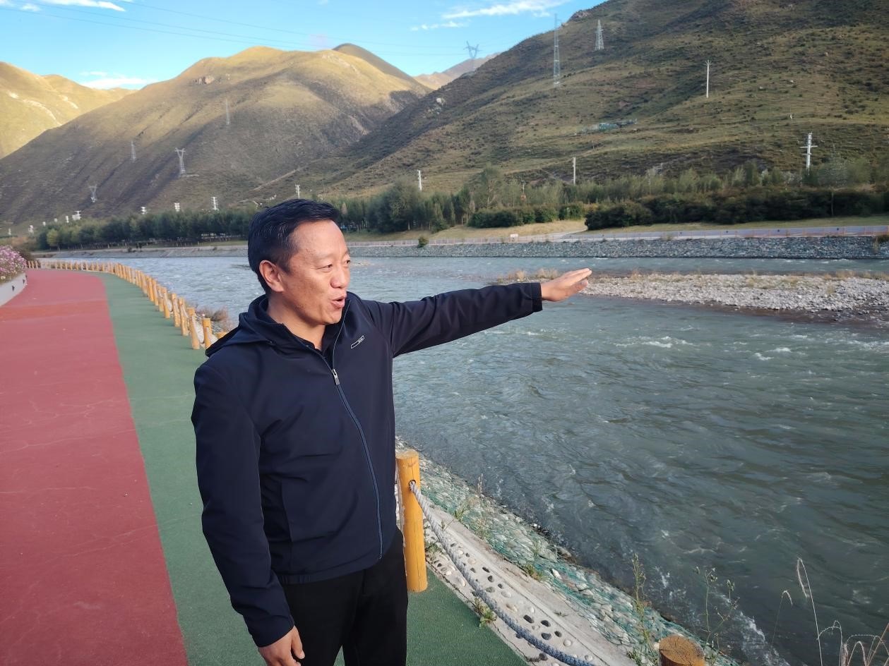 新寨街道辦事處主任其梅昂江（扎曲河新寨街道段河長(zhǎng)）。受訪者供圖
