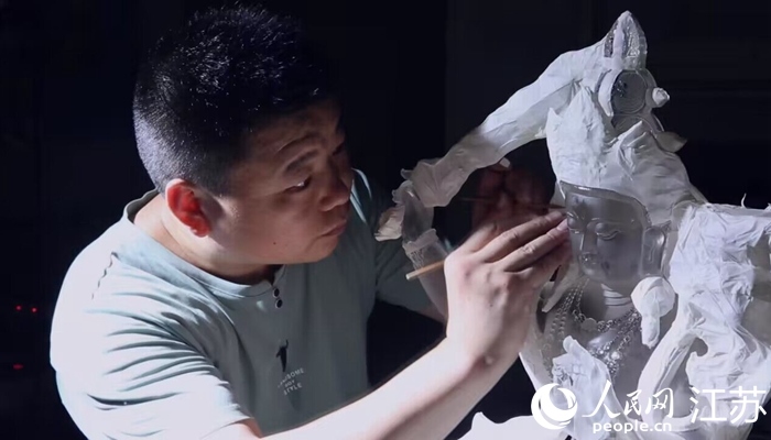 正在精雕細(xì)琢的東海水晶。 人民網(wǎng) 范堯攝