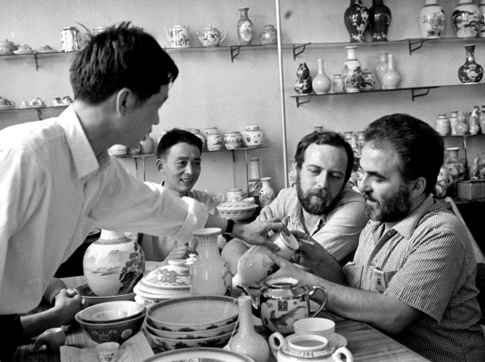↑ 在1978年的廣交會上，意大利客商在洽談選購景德鎮(zhèn)瓷器。