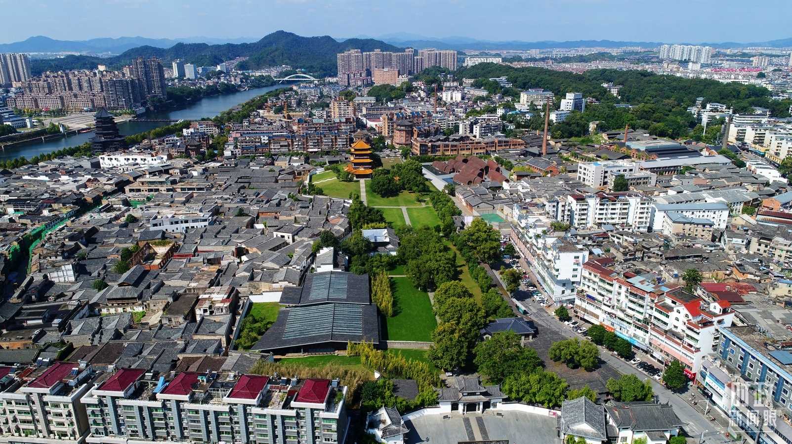 △景德鎮(zhèn)陶陽里歷史文化街區(qū)俯瞰。（總臺央視記者范凱拍攝）