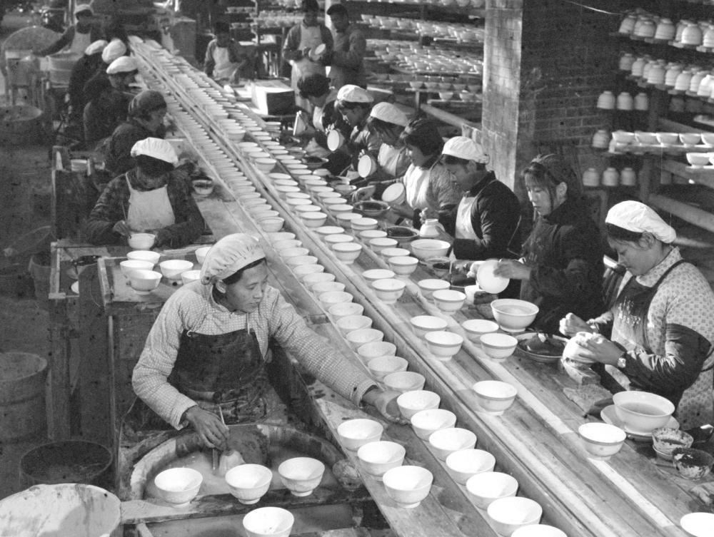 ↑ 1978年，景德鎮(zhèn)為民瓷廠工人生產(chǎn)日用瓷。