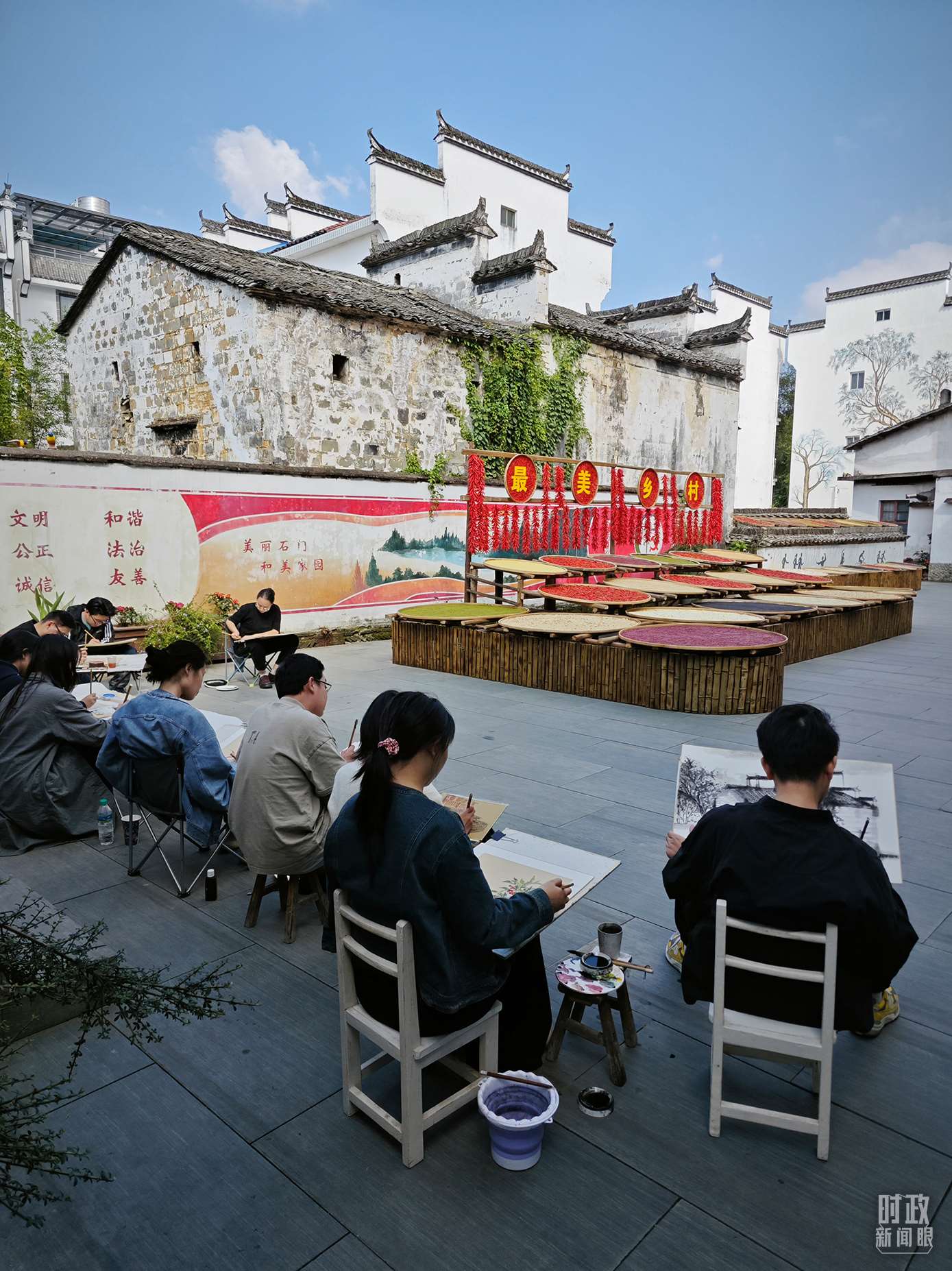 △來自中國美術(shù)學(xué)院的同學(xué)在石門村寫生。（總臺央視記者郁振一拍攝）