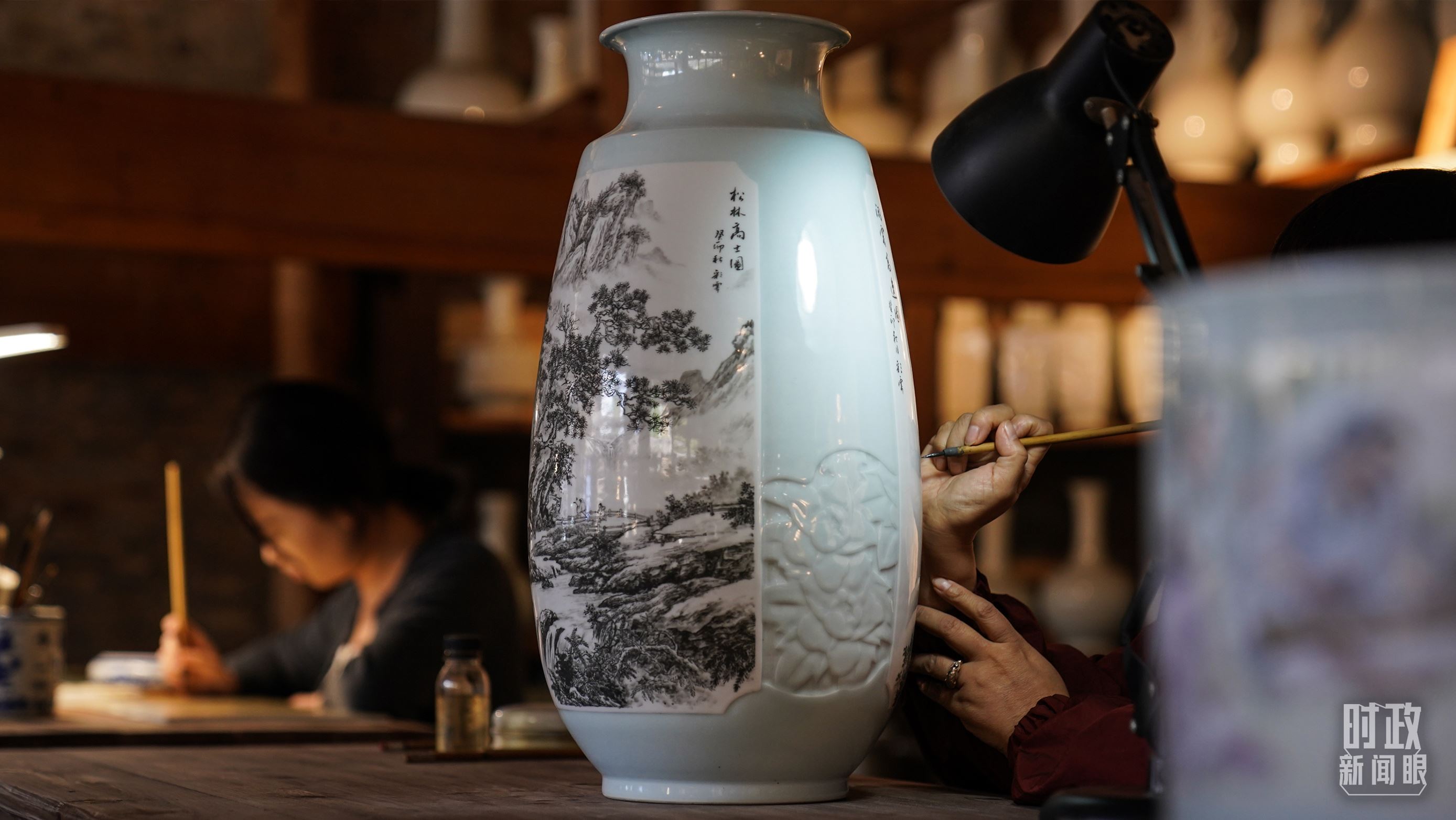 △陶瓷畫師正在繪制瓷器。（總臺國廣記者李晉拍攝）