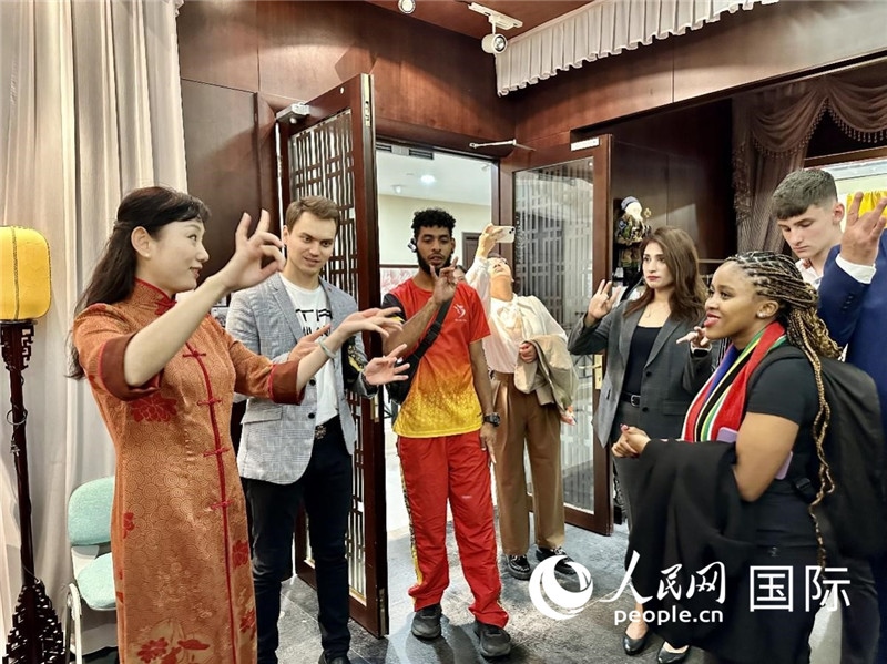 國際民間人士代表團參觀古北市民中心昆曲教室。人民網(wǎng)記者 周雨攝