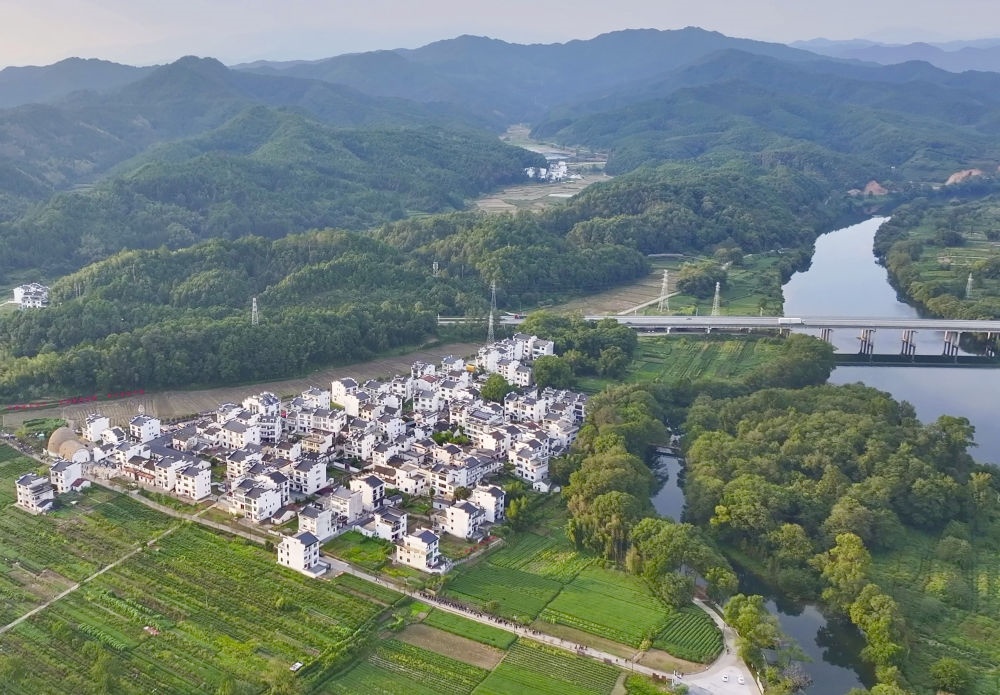 俯瞰婺源縣王村石門自然村（2023年10月11日攝）。