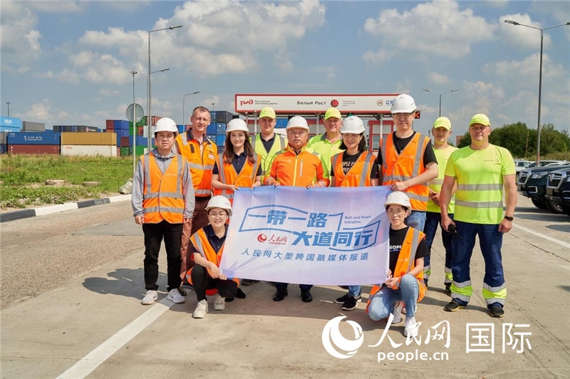 人民網(wǎng)記者在莫斯科別雷拉斯特物流中心采訪。