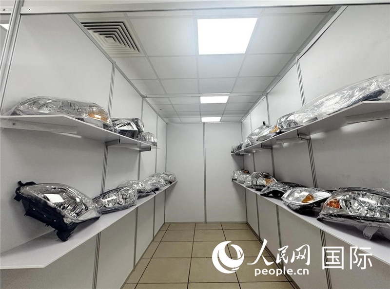 在位于莫斯科格林伍德國(guó)際貿(mào)易中心的浙江寧波優(yōu)質(zhì)商品展銷中心內(nèi)，展示著來(lái)自浙江寧波慈溪市的汽車配件樣品。人民網(wǎng)記者 申佳平攝