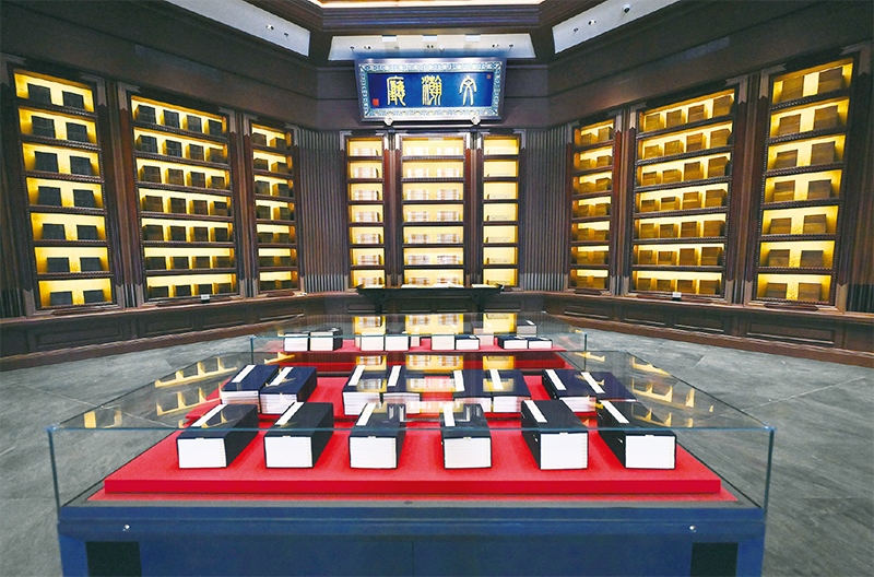 建設(shè)中國(guó)國(guó)家版本館，是以習(xí)近平同志為核心的黨中央作出的重大決策，是文明大國(guó)建設(shè)的基礎(chǔ)工程，是功在當(dāng)代、利在千秋的標(biāo)志性文化工程，充分體現(xiàn)了我們黨傳承發(fā)展中華文化的高度自覺(jué)、汲取歷史智慧更好走向未來(lái)的歷史主動(dòng)。圖為2023年5月拍攝的中國(guó)國(guó)家版本館中央總館文瀚廳。 新華社發(fā)
