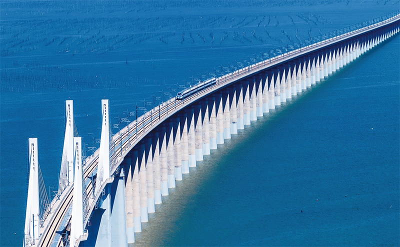 2023年9月28日，中國(guó)首條時(shí)速350公里跨海高鐵——福廈高鐵正式開(kāi)通運(yùn)營(yíng)。圖為一列運(yùn)行試驗(yàn)車組駛過(guò)福廈高鐵湄洲灣跨海大橋（9月19日攝，無(wú)人機(jī)照片）。 新華社記者 魏培全/攝