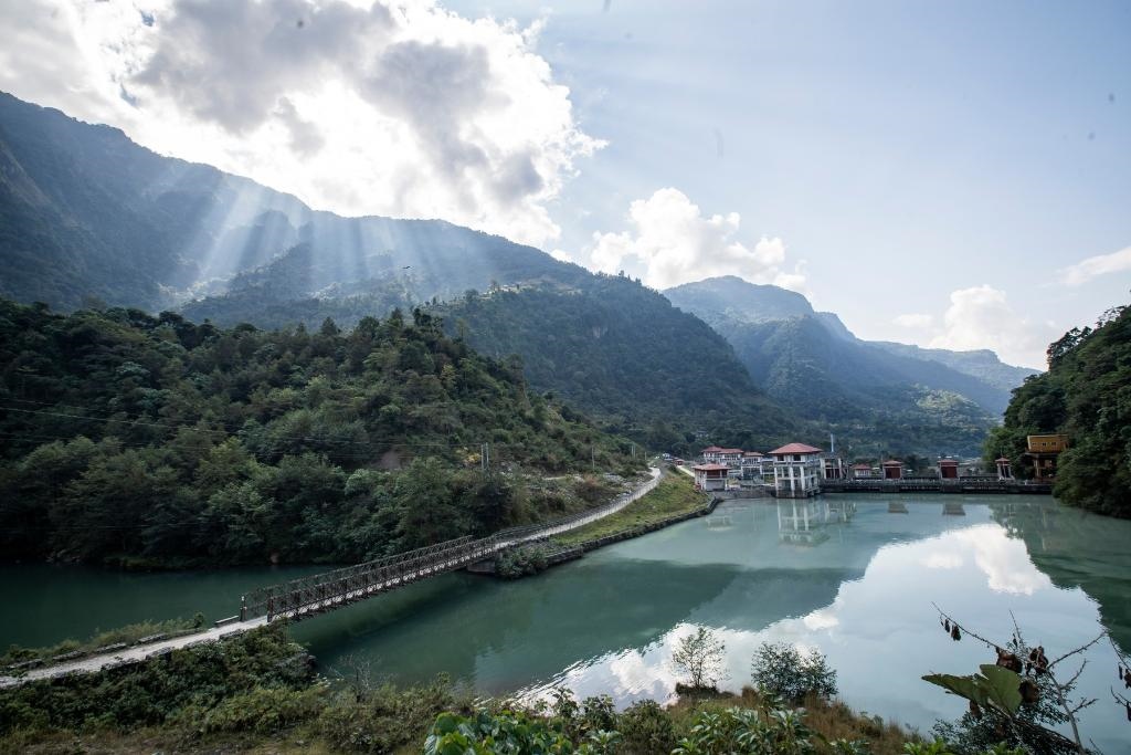 這是2022年11月8日拍攝的尼泊爾上馬相迪A水電站大壩。上馬相迪A水電站位于尼泊爾西部勒姆宗縣，2013年1月開(kāi)工建設(shè)，2017年1月1日投入商業(yè)運(yùn)營(yíng)。該水電站投入運(yùn)營(yíng)以來(lái)，極大緩解了尼泊爾電力緊缺局面。新華社發(fā)（哈里·馬哈爾詹 攝）