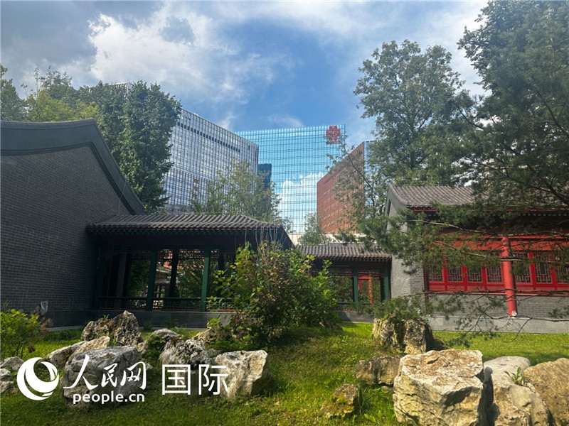 莫斯科中國貿(mào)易中心的中式園林“華銘園”一角。人民網(wǎng)記者 申佳平攝