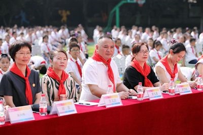 圖②：全國人大代表與朵力小學(xué)學(xué)生一起聽課。