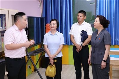 圖③：“小公民法律課堂”開講前，全國人大代表殷其龍（右二）、重慶市人大代表李自玲（左二）聽取楊家坪中學(xué)負(fù)責(zé)人關(guān)于未成年人思想教育工作情況的介紹。