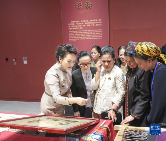  10月18日上午，國(guó)家主席習(xí)近平夫人彭麗媛邀請(qǐng)出席第三屆“一帶一路”國(guó)際合作高峰論壇的外方領(lǐng)導(dǎo)人夫人參觀中國(guó)工藝美術(shù)館（中國(guó)非物質(zhì)文化遺產(chǎn)館）。這是彭麗媛同外方領(lǐng)導(dǎo)人夫人觀看刺繡。新華社記者 殷博古 攝