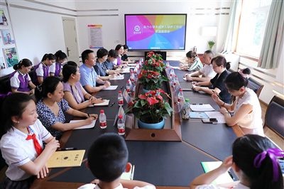 圖⑤：法治宣講結(jié)束后，重慶五中院組織召開座談會(huì)，聽取人大代表和朵力小學(xué)教師、家長(zhǎng)代表對(duì)法院未成年人保護(hù)工作的意見建議。