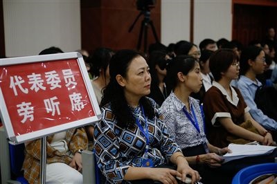 圖④：重慶五中院在西南政法大學(xué)開庭審理一起執(zhí)行異議之訴二審案，重慶市人大代表張濤（左一）、周藝梅（左二）和學(xué)生一起觀摩庭審。