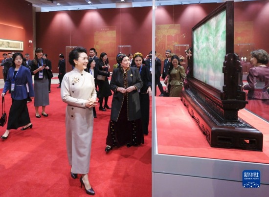  10月18日上午，國(guó)家主席習(xí)近平夫人彭麗媛邀請(qǐng)出席第三屆“一帶一路”國(guó)際合作高峰論壇的外方領(lǐng)導(dǎo)人夫人參觀中國(guó)工藝美術(shù)館（中國(guó)非物質(zhì)文化遺產(chǎn)館）。這是彭麗媛同外方領(lǐng)導(dǎo)人夫人參觀展品。新華社記者 丁林 攝