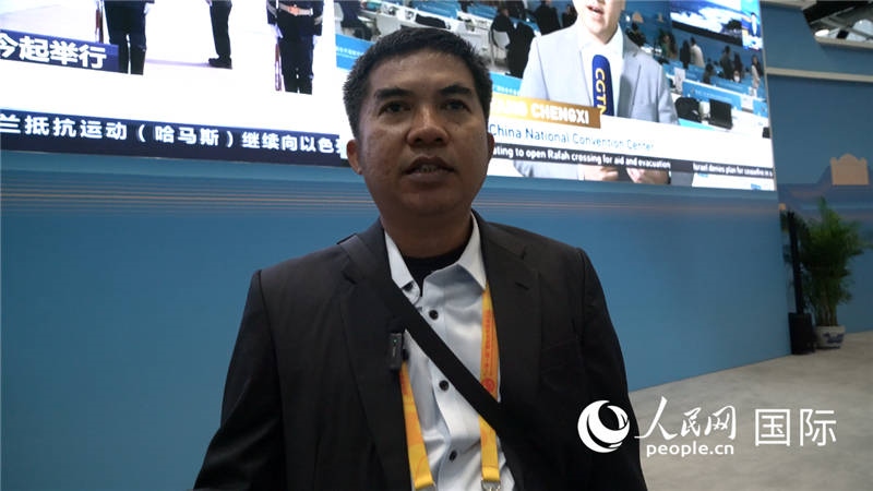 印尼《辛加朗綜合日?qǐng)?bào)》記者班邦·蘇利斯提奧（Bambang Sulistio）與記者交談。人民網(wǎng) 楊春燕攝