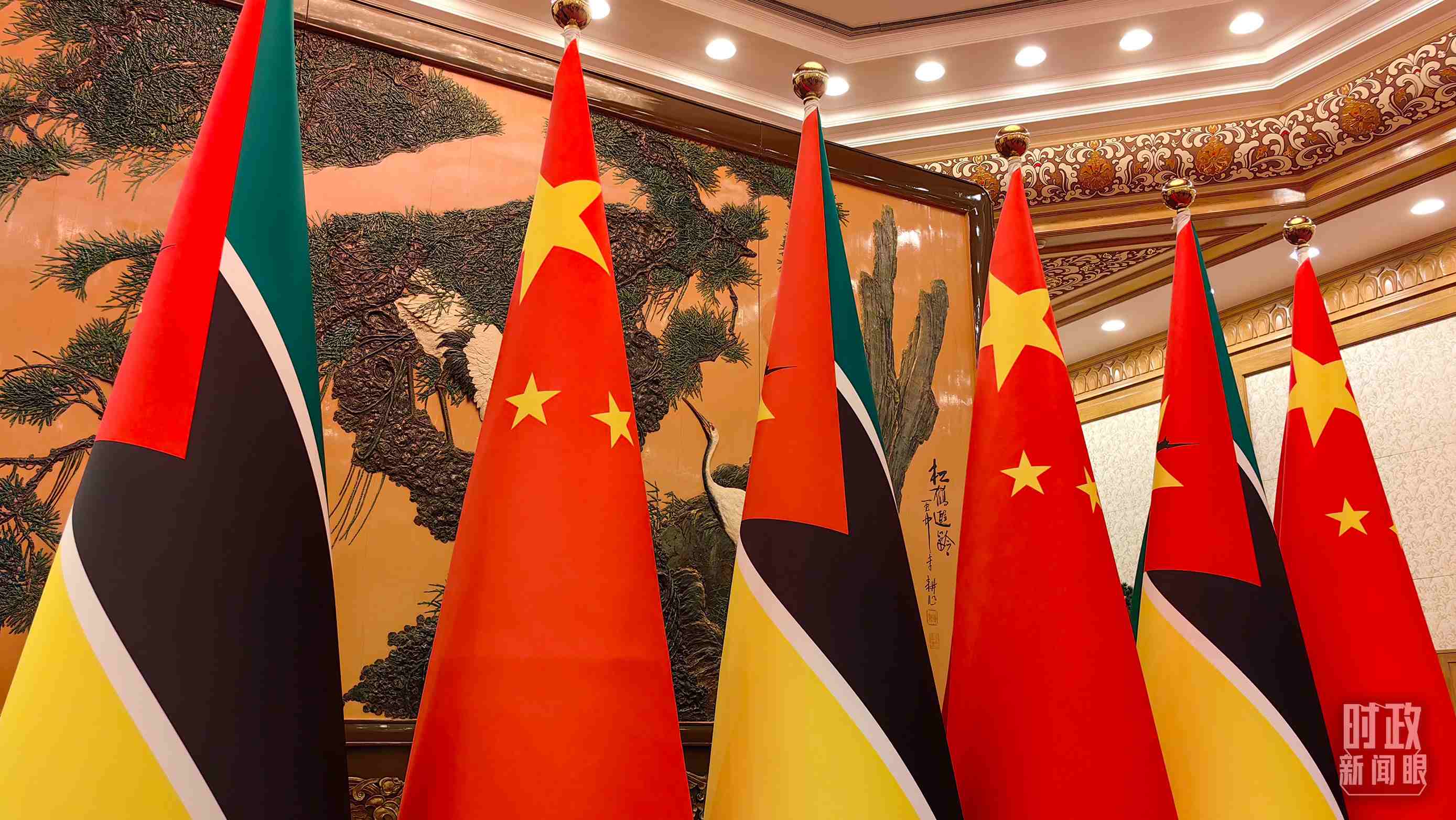 △會見現(xiàn)場，中國、莫桑比克兩國國旗。（總臺央廣記者潘毅拍攝）