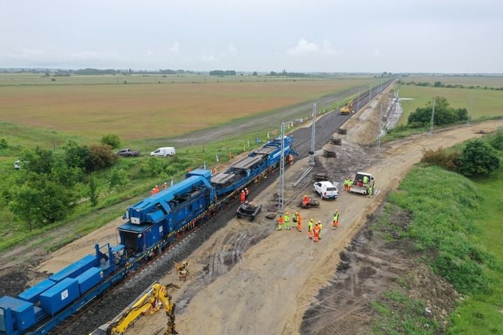 這是匈塞鐵路匈牙利段孔圣米克洛什-陶什站施工現(xiàn)場（5月30日攝，無人機照片）。新華社發(fā)（中國中鐵匈塞鐵路項目經(jīng)理部供圖）