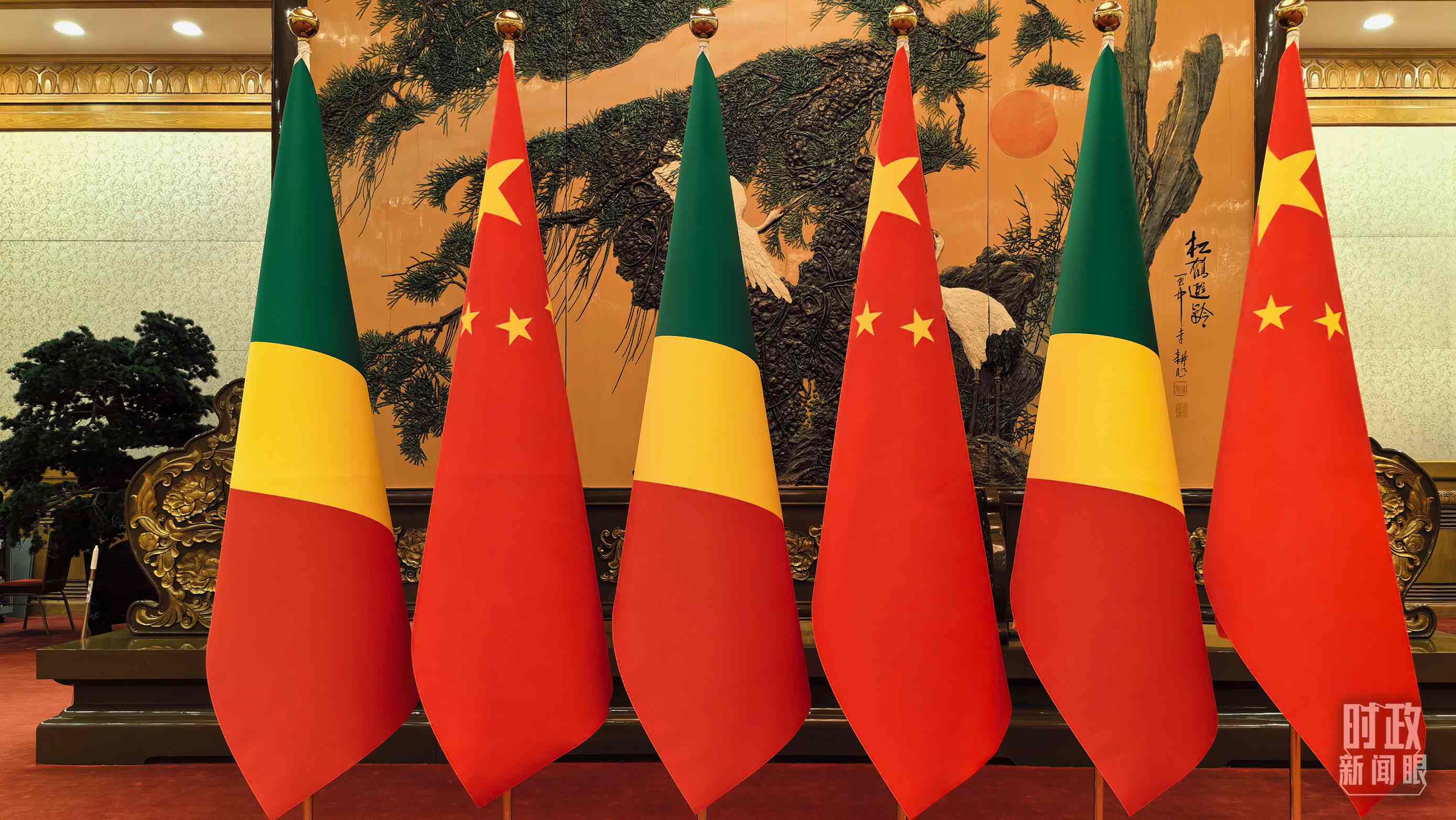 △會見現(xiàn)場的中國、剛果（布）兩國國旗。（總臺央視記者陸泓宇拍攝）