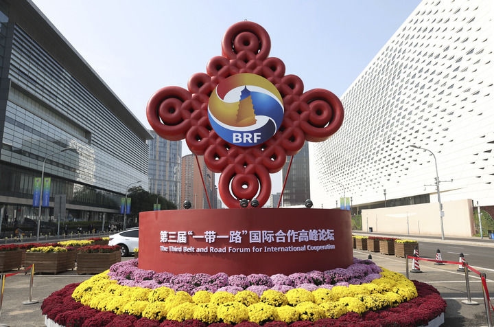 這是在北京國家會議中心附近拍攝的“一帶一路”國際合作高峰論壇景觀布置（10月17日攝）。新華社記者 陳斌 攝