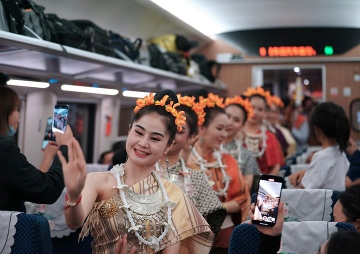 老撾工作人員在中老鐵路上開行的D887次國際旅客列車上表演（4月13日攝）。新華社記者 邢廣利 攝