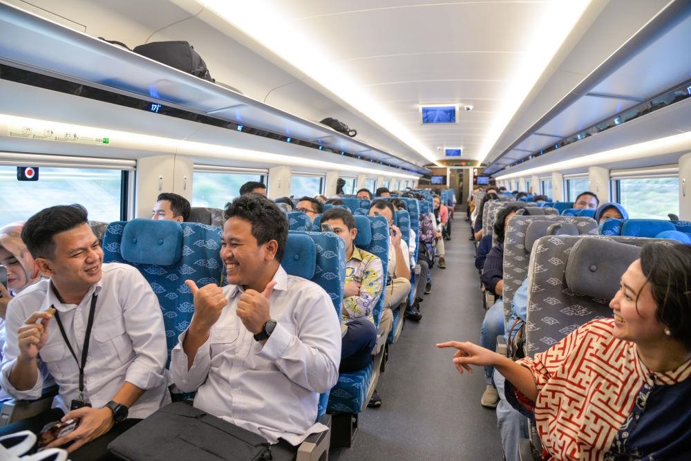 △2023年10月17日，G1137次動車組列車從印尼雅加達哈利姆車站開出。雅加達至萬隆最快鐵路運行時間從3個多小時縮短至46分鐘。
