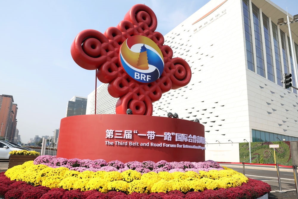 這是在北京國(guó)家會(huì)議中心附近拍攝的“一帶一路”國(guó)際合作高峰論壇景觀布置（2023年10月17日攝）。新華社記者 陳斌 攝