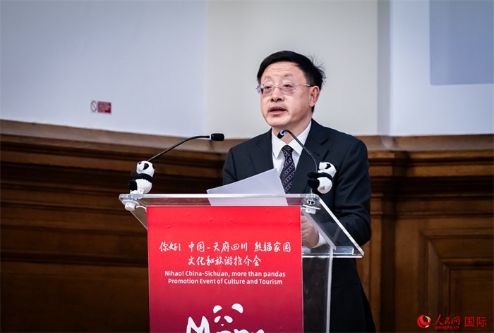 四川省文化和旅游廳廳長(zhǎng)戴允康作文化旅游推介。人民網(wǎng) 郭錦標(biāo)攝
