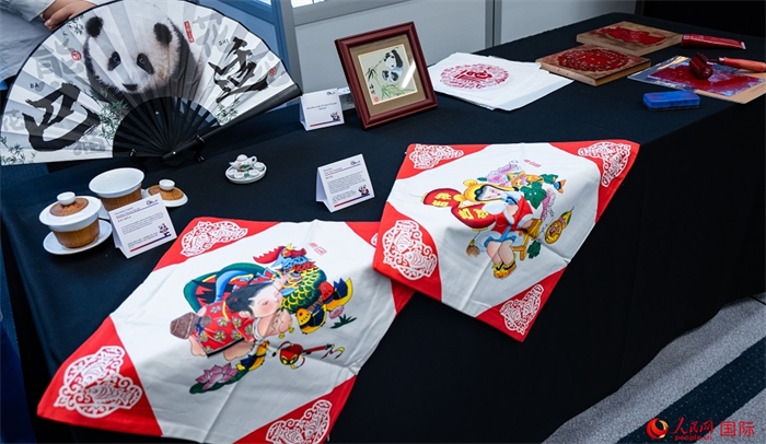 活動(dòng)現(xiàn)場(chǎng)的現(xiàn)場(chǎng)文創(chuàng)展、互動(dòng)體驗(yàn)區(qū)、非遺區(qū)展示。人民網(wǎng) 郭錦標(biāo)攝