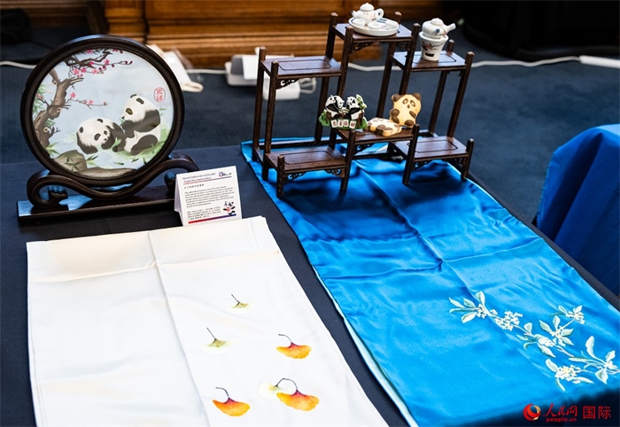 活動(dòng)現(xiàn)場(chǎng)的現(xiàn)場(chǎng)文創(chuàng)展、互動(dòng)體驗(yàn)區(qū)、非遺區(qū)展示。人民網(wǎng) 郭錦標(biāo)攝