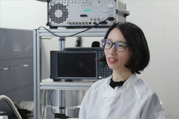 李婧在中國(guó)科學(xué)院紫金山天文臺(tái)毫米波和亞毫米波技術(shù)實(shí)驗(yàn)室。（受訪者供圖）