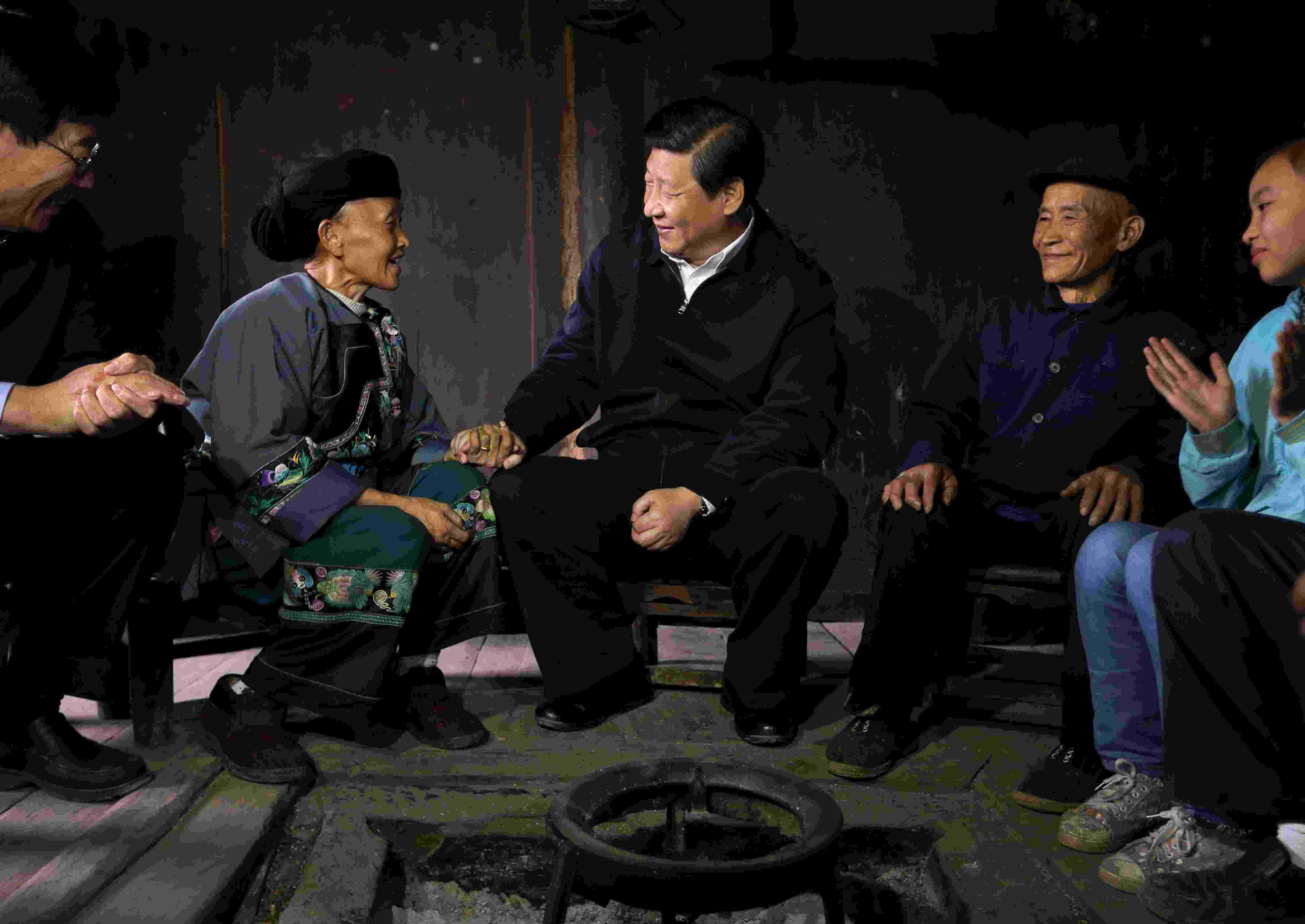 2013年11月3日，習(xí)近平在湖南花垣縣十八洞村，與石拔三老人握手交談。