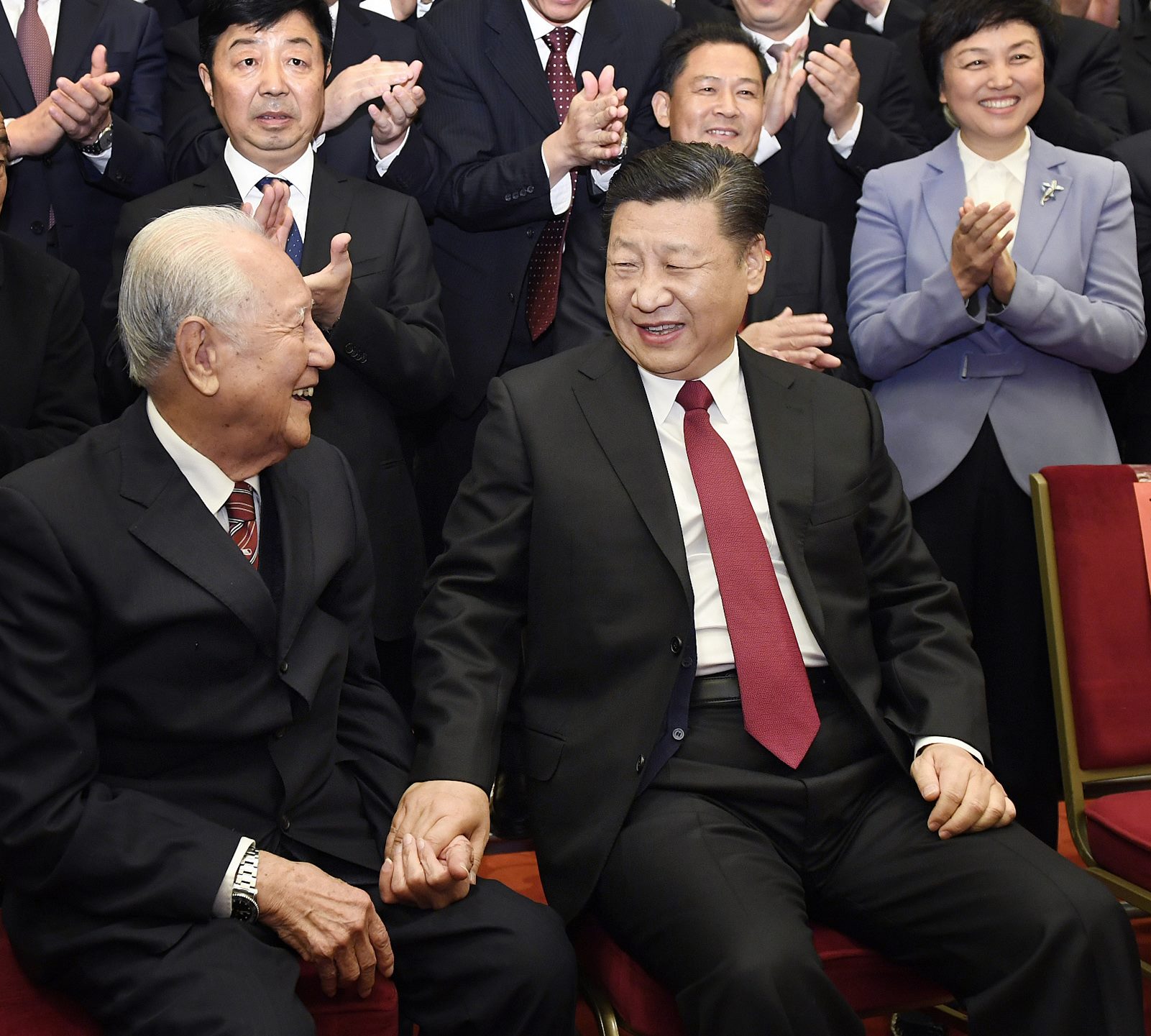 2017年11月17日，全國精神文明建設(shè)表彰大會在北京人民大會堂舉行。圖為習(xí)近平邀請黃旭華代表坐在自己身邊合影。