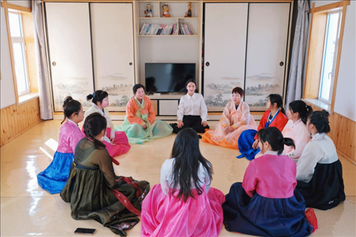 2023年6月，楊麗娜（后中）對(duì)擔(dān)任民宿管家的光東村村民們進(jìn)行標(biāo)準(zhǔn)化培訓(xùn)。（新華社記者金津秀攝）