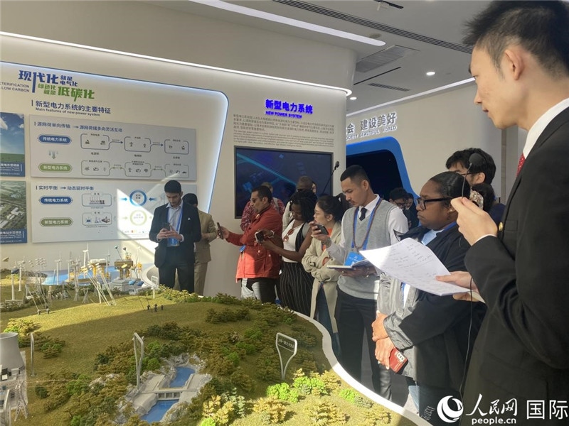 2023“一帶一路”媒體合作論壇聯(lián)合采訪團(tuán)參訪中國(guó)能建。人民網(wǎng)記者 于洋攝