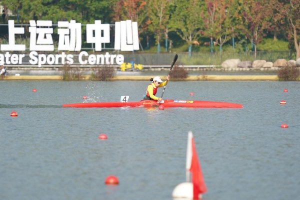 10月23日，杭州第4屆亞殘運(yùn)會(huì)皮劃艇女子KL1級(jí)比賽，中國隊(duì)選手謝毛三在比賽中。人民網(wǎng)記者 李乃妍攝