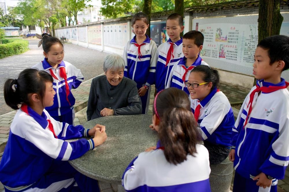 △2013年5月21日，龔全珍老人和江西萍鄉(xiāng)市蓮花縣的孩子們在一起。